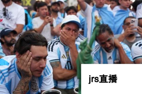 当地时间7月19日，美国纽约时报广场沮丧的阿根廷球迷。当日，在美国纽约新泽西体育场进行的2026美加墨世界杯足球赛决赛中，西班牙队1比0战胜阿根廷队，获得冠军。<a target='_blank' href='/'></a>记者 廖攀 摄
